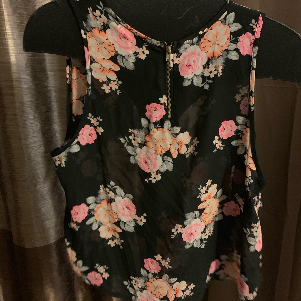 Tee 🌼 - Picture 2 of 2